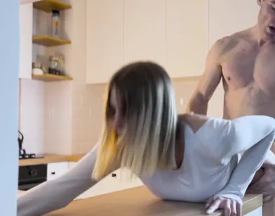 Оргазмы на кухне с молодой женой друга