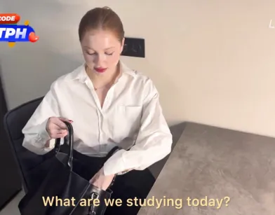 Подкатил яйца к своей училке и трахнул ее на столе